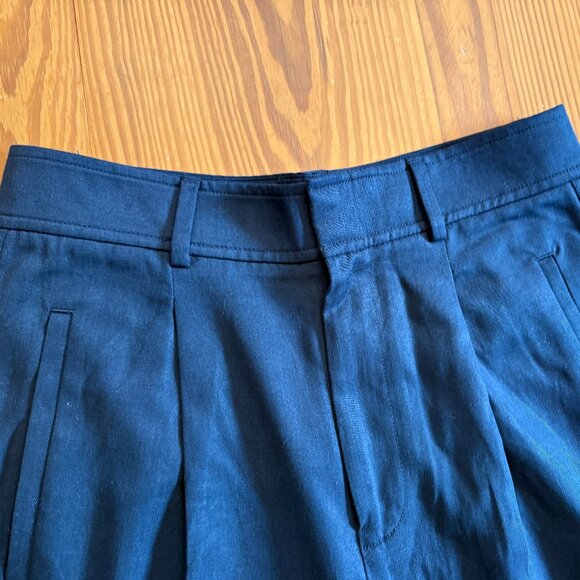 Everlane - The Draper Pleated Pant in Buttersmooth - Navy - Size 6R - Picture 4 of 7